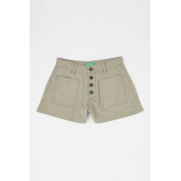 Pantaloni scurti de bumbac cu nasturi Pantaloni scurti de bumbac cu nasturi