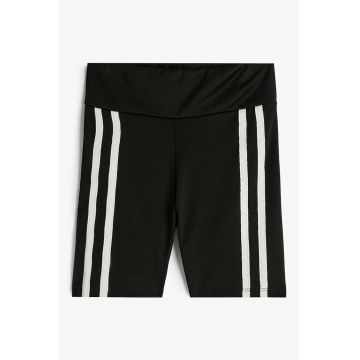Pantaloni scurti cu garnituri contrastante