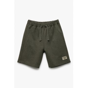 Pantaloni scurti cu aplicatie discreta