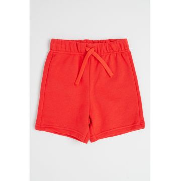 Pantaloni scurti cu buzunar aplicat pe partea din spate