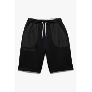 Pantaloni scurti cu buzunare oblice