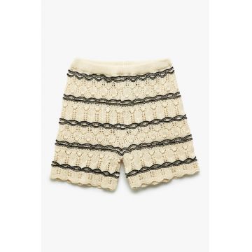 Pantaloni scurti cu model in dungi
