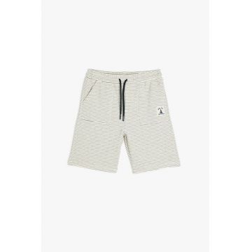 Pantaloni scurti cu model in dungi si snur de ajustare