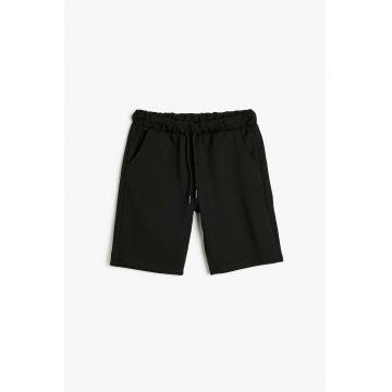 Pantaloni scurti cu model uni si snur de ajustare in talie
