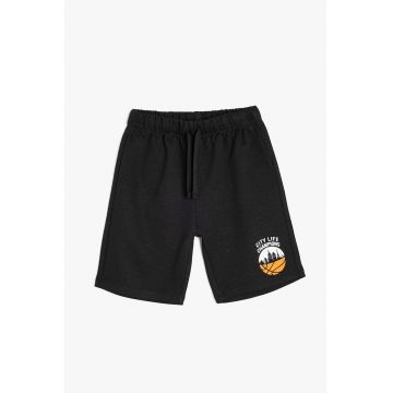 Pantaloni scurti cu snur de ajustare si detaliu cu aplicatie