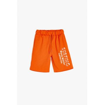 Pantaloni scurti cu snur de ajustare si imprimeu text