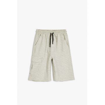 Pantaloni scurti cu snur de ajustare si model in dungi