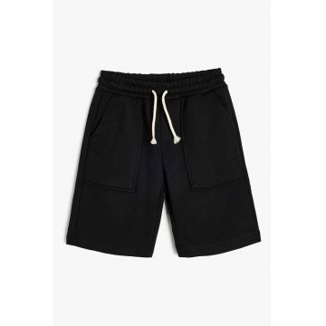 Pantaloni scurti cu snur in talie