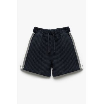 Pantaloni scurti cu snur si benzi laterale contrastante