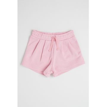 Pantaloni scurti cu talie ajustabila si pliuri frontale