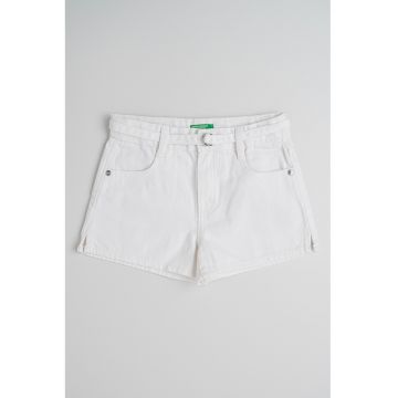 Pantaloni scurti cu talie medie si curea subtire