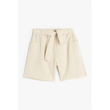 Pantaloni scurti din amestec de in cu o curea