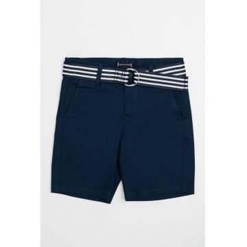 Pantaloni scurti tesuti cu o curea