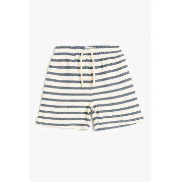 Pantaloni scurti tricotati fin cu model in dungi