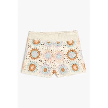 Pantaloni scurti crosetati cu talie striata