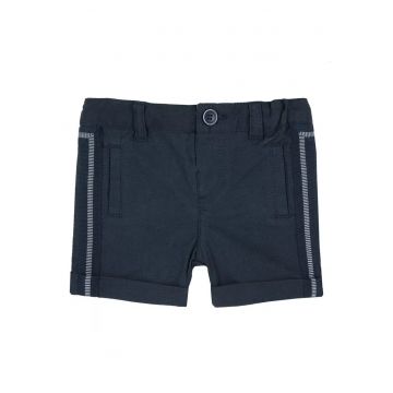 Pantaloni scurti cu detalii contrastante -