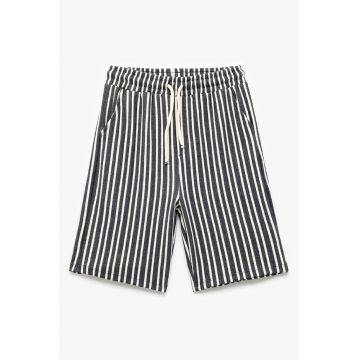 Pantaloni scurti cu model in dungi si buzunare laterale