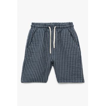 Pantaloni scurti cu model in dungi si buzunare oblice