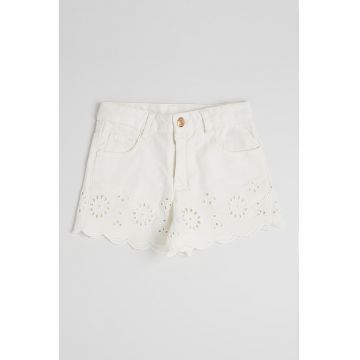 Pantaloni scurti cu perforatii