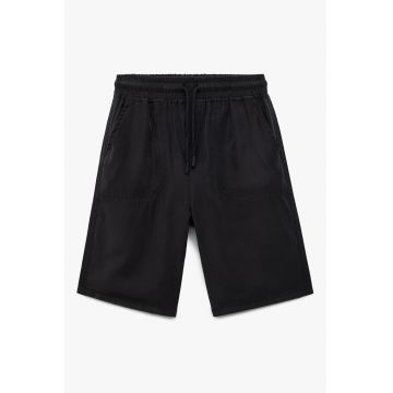 Pantaloni scurti cu snur de ajustare si buzunare