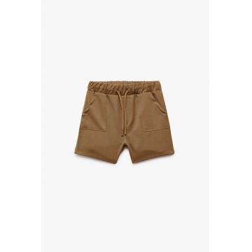 Pantaloni scurti cu talie elastica si buzunare frontale
