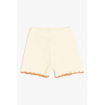 Pantaloni scurti tricotati cu terminatii valurite