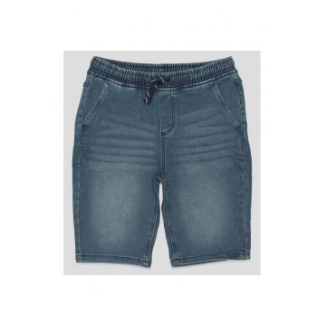 Pantaloni scurti cu talie elastica.