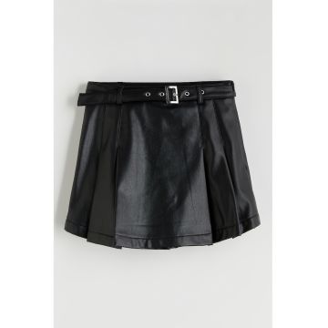 Pantaloni scurti din piele ecologica cu o curea in talie