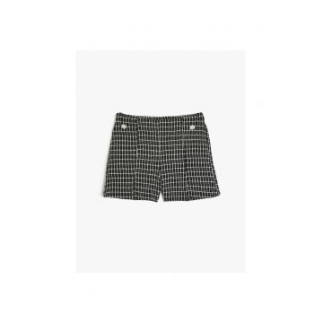 Pantaloni scurti in carouri cu nasturi decorativi